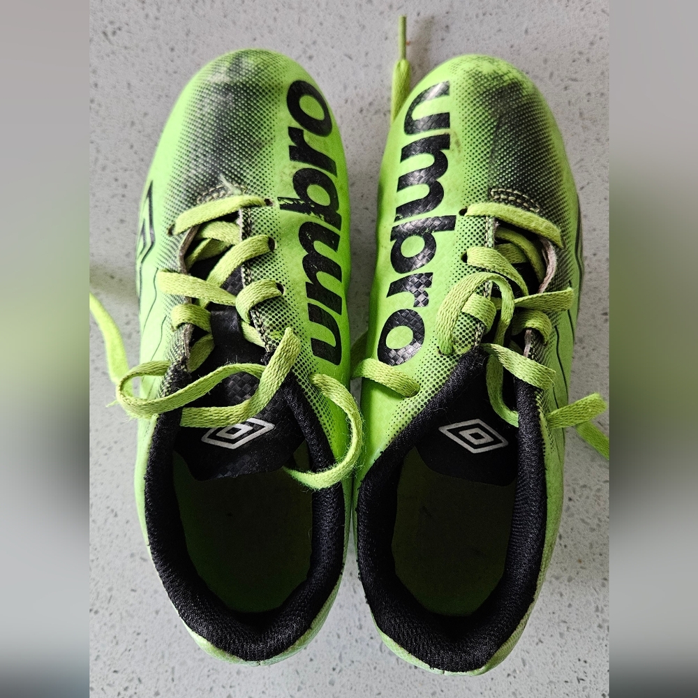 Umbro Artiro Soccer Cleats, Green & Black, Size 13 Little Boy